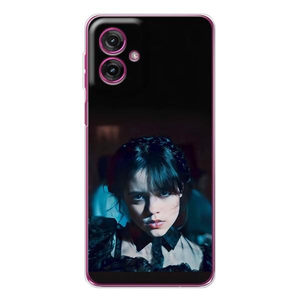 Чехлы Венсдей на Motorola Moto G55 Уэнсдей (AlphaPrint) – взгляд Уэнздей