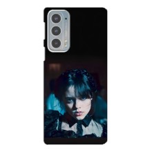 Чехлы Венсдей на Motorola Edge 20 Уэнсдей (AlphaPrint) (взгляд Уэнздей)