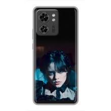Чехлы Венсдей на Motorola Edge 40 Pro Уэнсдей (AlphaPrint) (взгляд Уэнздей)