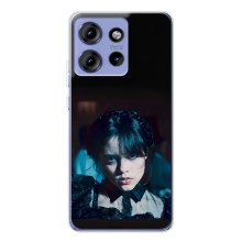 Чехлы Венсдей на Motorola Edge 50 Уэнсдей (AlphaPrint) (взгляд Уэнздей)