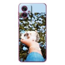 Чохли з зображенням різних тварин на Motorola Moto G55 (Їжачок в руці)