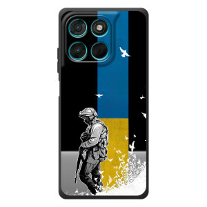 Чехол с украинским воином на Motorola Moto G77 (Воин с флагом)