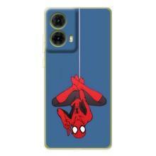 Чехол Супергерой Человека Паука на Motorola MOTO G85 – На паутине