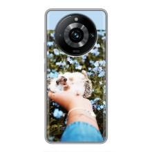 Чехлы с изображением разных животных для Realme 11 Pro Plus (Ежик на руках)