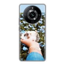 Чехлы с изображением разных животных для Realme 11 Pro (Ежик на руках)