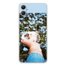 Чехлы с изображением разных животных для Samsung Galaxy A06 (Ежик на руках)