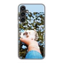 Чехлы с изображением разных животных для Samsung Galaxy S23 (Ежик на руках)
