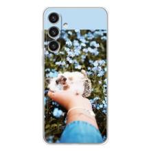 Чехлы с изображением разных животных для Samsung Galaxy S25 Plus (Ежик на руках)